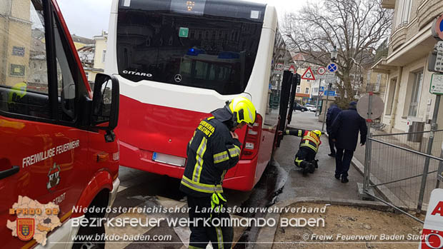 20180327 Binden von greren Mengen an ausgetretenen Betriebsmittel nach einem Defekt an einem Linienbus im Stadtzentrum Baden  Foto:  Freiwillige Feuerwehr Baden-Stadt / Stefan Schneider