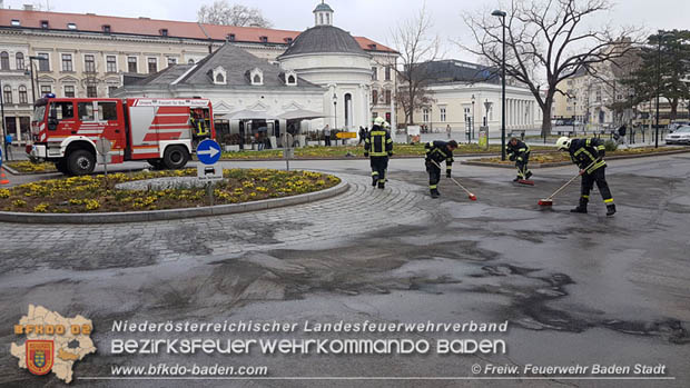 20180327 Binden von greren Mengen an ausgetretenen Betriebsmittel nach einem Defekt an einem Linienbus im Stadtzentrum Baden  Foto:  Freiwillige Feuerwehr Baden-Stadt / Stefan Schneider