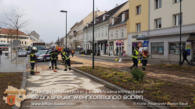 20180327 Binden von greren Mengen an ausgetretenen Betriebsmittel nach einem Defekt an einem Linienbus im Stadtzentrum Baden  Foto:  Freiwillige Feuerwehr Baden-Stadt / Stefan Schneider