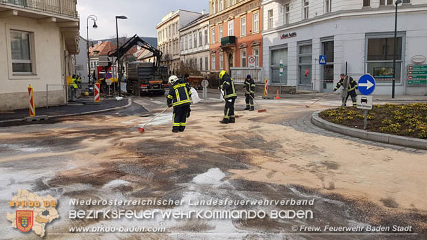 20180327 Binden von greren Mengen an ausgetretenen Betriebsmittel nach einem Defekt an einem Linienbus im Stadtzentrum Baden  Foto:  Freiwillige Feuerwehr Baden-Stadt / Stefan Schneider