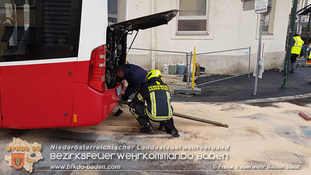 20180327 Binden von greren Mengen an ausgetretenen Betriebsmittel nach einem Defekt an einem Linienbus im Stadtzentrum Baden  Foto:  Freiwillige Feuerwehr Baden-Stadt / Stefan Schneider