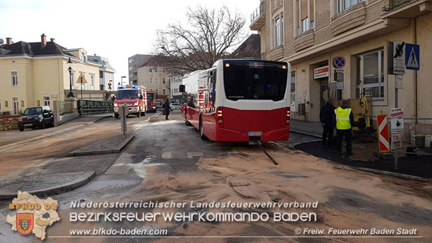 20180327 Binden von greren Mengen an ausgetretenen Betriebsmittel nach einem Defekt an einem Linienbus im Stadtzentrum Baden  Foto:  Freiwillige Feuerwehr Baden-Stadt / Stefan Schneider