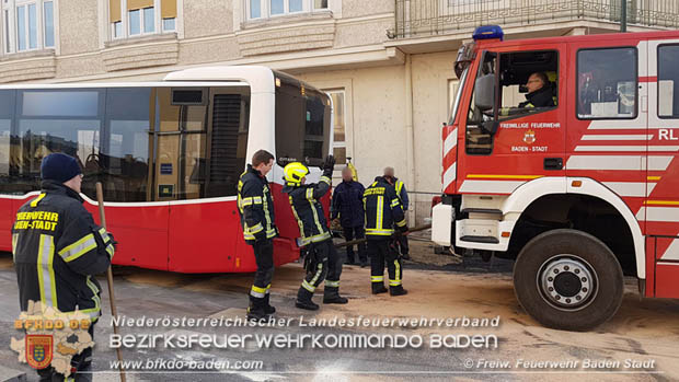 20180327 Binden von greren Mengen an ausgetretenen Betriebsmittel nach einem Defekt an einem Linienbus im Stadtzentrum Baden  Foto:  Freiwillige Feuerwehr Baden-Stadt / Stefan Schneider