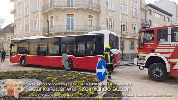 20180327 Binden von greren Mengen an ausgetretenen Betriebsmittel nach einem Defekt an einem Linienbus im Stadtzentrum Baden  Foto:  Freiwillige Feuerwehr Baden-Stadt / Stefan Schneider