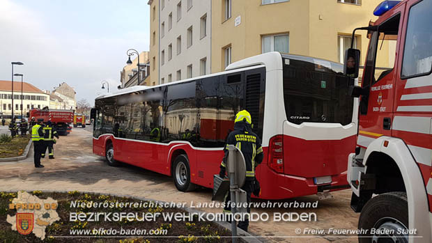 20180327 Binden von greren Mengen an ausgetretenen Betriebsmittel nach einem Defekt an einem Linienbus im Stadtzentrum Baden  Foto:  Freiwillige Feuerwehr Baden-Stadt / Stefan Schneider