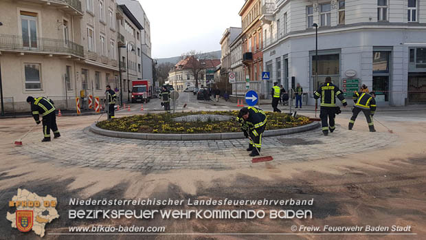 20180327 Binden von greren Mengen an ausgetretenen Betriebsmittel nach einem Defekt an einem Linienbus im Stadtzentrum Baden  Foto:  Freiwillige Feuerwehr Baden-Stadt / Stefan Schneider