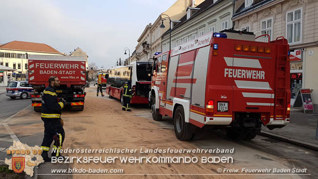 20180327 Binden von greren Mengen an ausgetretenen Betriebsmittel nach einem Defekt an einem Linienbus im Stadtzentrum Baden  Foto:  Freiwillige Feuerwehr Baden-Stadt / Stefan Schneider