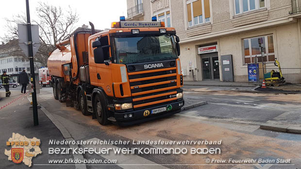 20180327 Binden von greren Mengen an ausgetretenen Betriebsmittel nach einem Defekt an einem Linienbus im Stadtzentrum Baden  Foto:  Freiwillige Feuerwehr Baden-Stadt / Stefan Schneider