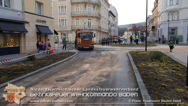 20180327 Binden von greren Mengen an ausgetretenen Betriebsmittel nach einem Defekt an einem Linienbus im Stadtzentrum Baden  Foto:  Freiwillige Feuerwehr Baden-Stadt / Stefan Schneider