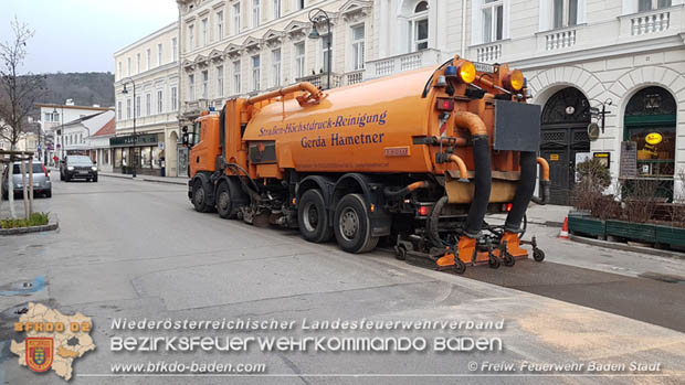 20180327 Binden von greren Mengen an ausgetretenen Betriebsmittel nach einem Defekt an einem Linienbus im Stadtzentrum Baden  Foto:  Freiwillige Feuerwehr Baden-Stadt / Stefan Schneider