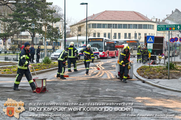 20180327 Binden von greren Mengen an ausgetretenen Betriebsmittel nach einem Defekt an einem Linienbus im Stadtzentrum Baden  Foto:  Freiwillige Feuerwehr Baden-Stadt / Stefan Schneider