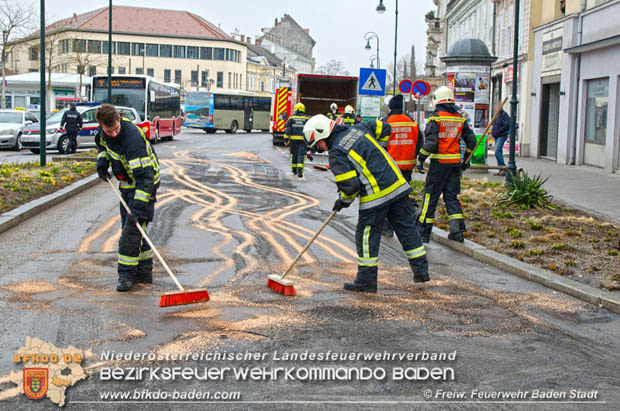 20180327 Binden von greren Mengen an ausgetretenen Betriebsmittel nach einem Defekt an einem Linienbus im Stadtzentrum Baden  Foto:  Freiwillige Feuerwehr Baden-Stadt / Stefan Schneider