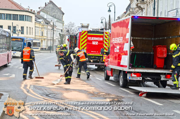 20180327 Binden von greren Mengen an ausgetretenen Betriebsmittel nach einem Defekt an einem Linienbus im Stadtzentrum Baden  Foto:  Freiwillige Feuerwehr Baden-Stadt / Stefan Schneider