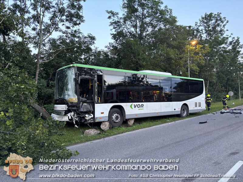 20240605_Personenrettung nach Verkehrsunfall auf der B17 in Gnselsdorf - Pkw gegen Omnibus  Foto: ASB Christopher Neumayer FF Schnau/Triesting