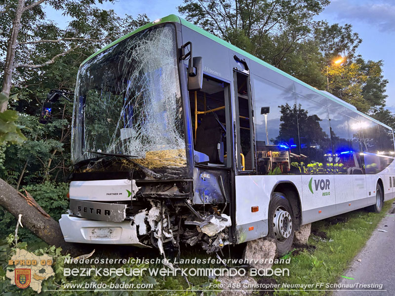 20240605_Personenrettung nach Verkehrsunfall auf der B17 in Gnselsdorf - Pkw gegen Omnibus  Foto: ASB Christopher Neumayer FF Schnau/Triesting