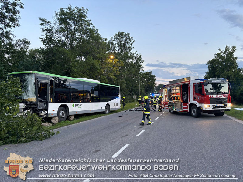 20240605_Personenrettung nach Verkehrsunfall auf der B17 in Gnselsdorf - Pkw gegen Omnibus  Foto: ASB Christopher Neumayer FF Schnau/Triesting