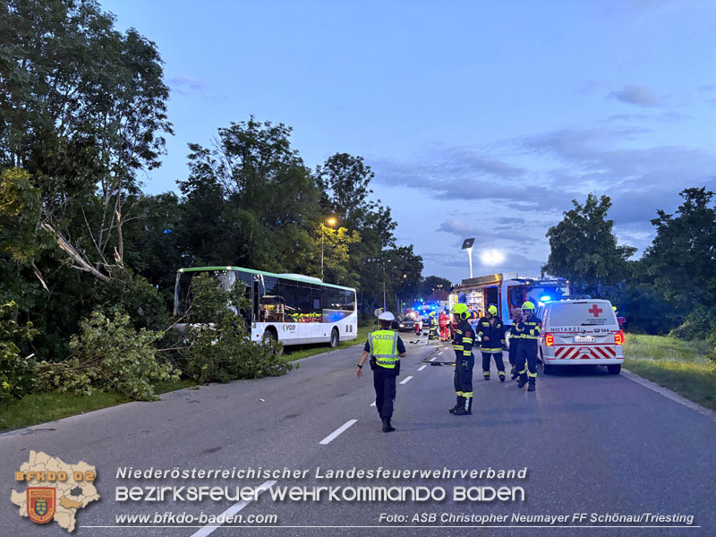 20240605_Personenrettung nach Verkehrsunfall auf der B17 in Gnselsdorf - Pkw gegen Omnibus  Foto: ASB Christopher Neumayer FF Schnau/Triesting