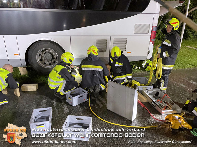 20240605_Personenrettung nach Verkehrsunfall auf der B17 in Gnselsdorf - Pkw gegen Omnibus  Foto: Freiwillige Feuerwehr Gnselsdorf