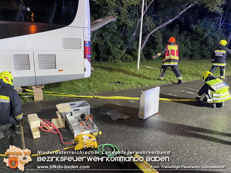 20240605_Personenrettung nach Verkehrsunfall auf der B17 in Gnselsdorf - Pkw gegen Omnibus  Foto: Freiwillige Feuerwehr Gnselsdorf