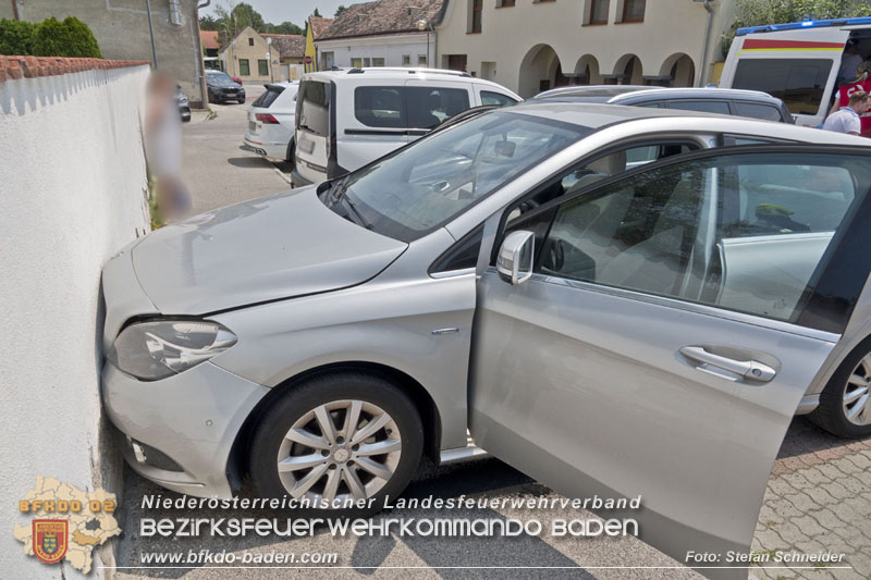 20240711_Verkehrsunfall in Tribuswinkel aufgrund eines medizinischen Notfalls   Foto: Stefan Schneider BFKDO BADEN