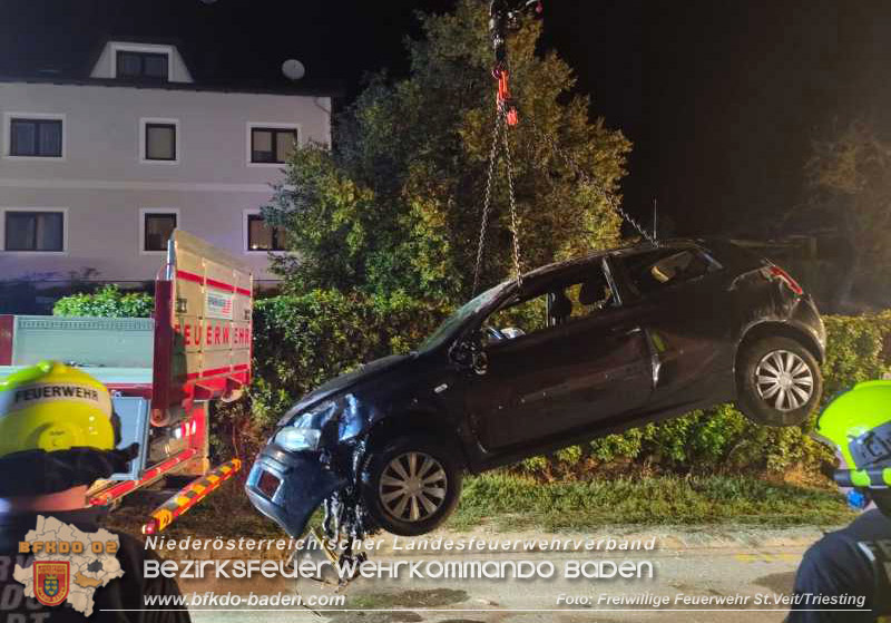 20240821_Verkehrsunfall Fahrzeugberschlag im Ortsgebiet St.Veit a.d.Triesting   Foto: Presseteam FF St.Veit/Triesting