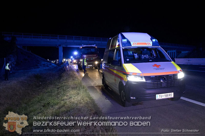 20240908_Kleinbus verunfallt auf der A2 bei Traiskirchen - acht Verletzte und ein Todesopfer   Foto: Stefan Schneider BFKDO BADEN