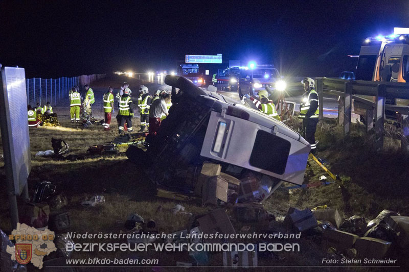 20240908_Kleinbus verunfallt auf der A2 bei Traiskirchen - acht Verletzte und ein Todesopfer   Foto: Stefan Schneider BFKDO BADEN