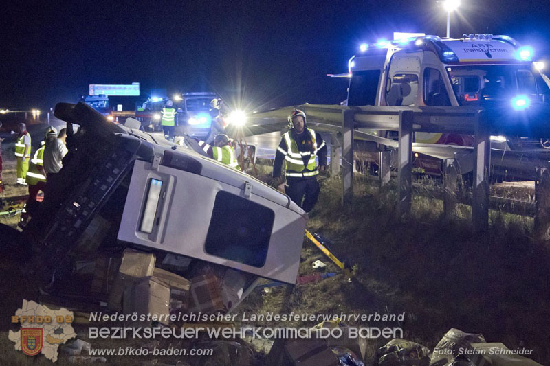 20240908_Kleinbus verunfallt auf der A2 bei Traiskirchen - acht Verletzte und ein Todesopfer   Foto: Stefan Schneider BFKDO BADEN