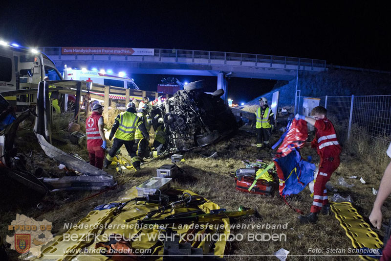 20240908_Kleinbus verunfallt auf der A2 bei Traiskirchen - acht Verletzte und ein Todesopfer   Foto: Stefan Schneider BFKDO BADEN