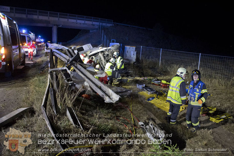 20240908_Kleinbus verunfallt auf der A2 bei Traiskirchen - acht Verletzte und ein Todesopfer   Foto: Stefan Schneider BFKDO BADEN