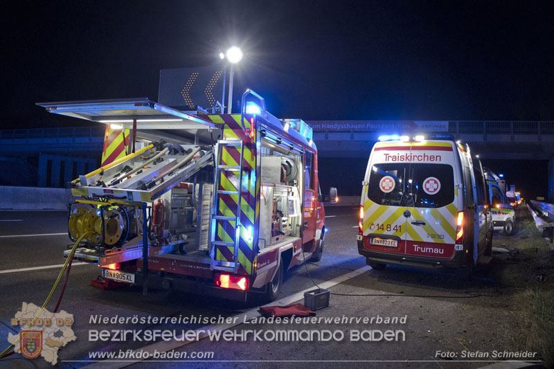 20240908_Kleinbus verunfallt auf der A2 bei Traiskirchen - acht Verletzte und ein Todesopfer   Foto: Stefan Schneider BFKDO BADEN