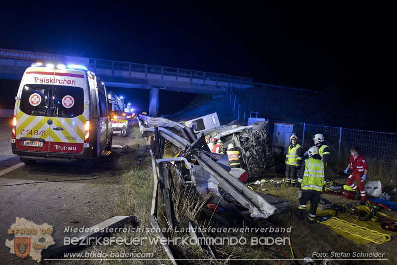 20240908_Kleinbus verunfallt auf der A2 bei Traiskirchen - acht Verletzte und ein Todesopfer   Foto: Stefan Schneider BFKDO BADEN