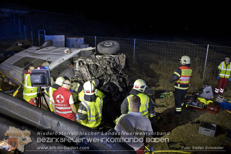 20240908_Kleinbus verunfallt auf der A2 bei Traiskirchen - acht Verletzte und ein Todesopfer   Foto: Stefan Schneider BFKDO BADEN