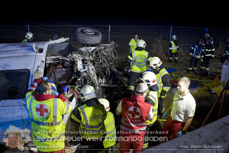 20240908_Kleinbus verunfallt auf der A2 bei Traiskirchen - acht Verletzte und ein Todesopfer   Foto: Stefan Schneider BFKDO BADEN