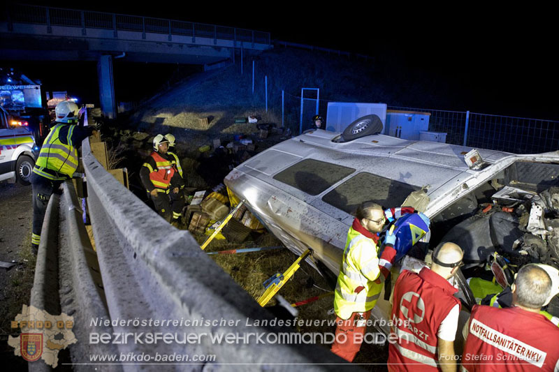 20240908_Kleinbus verunfallt auf der A2 bei Traiskirchen - acht Verletzte und ein Todesopfer   Foto: Stefan Schneider BFKDO BADEN