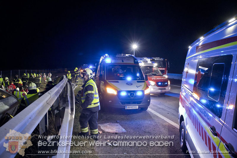 20240908_Kleinbus verunfallt auf der A2 bei Traiskirchen - acht Verletzte und ein Todesopfer   Foto: Stefan Schneider BFKDO BADEN