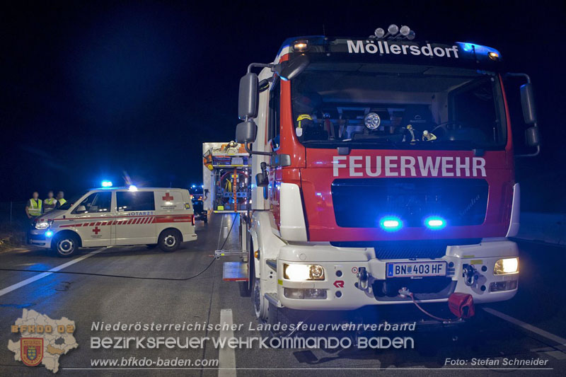 20240908_Kleinbus verunfallt auf der A2 bei Traiskirchen - acht Verletzte und ein Todesopfer   Foto: Stefan Schneider BFKDO BADEN