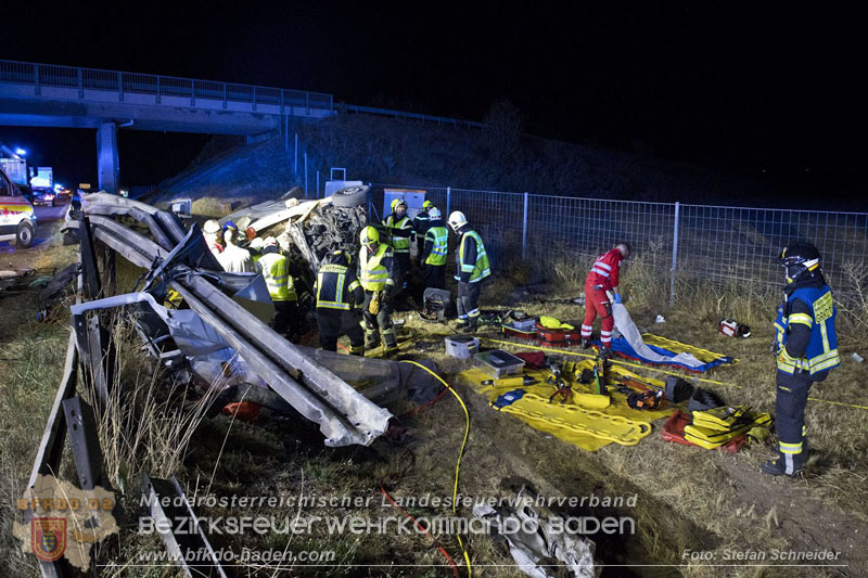 20240908_Kleinbus verunfallt auf der A2 bei Traiskirchen - acht Verletzte und ein Todesopfer   Foto: Stefan Schneider BFKDO BADEN