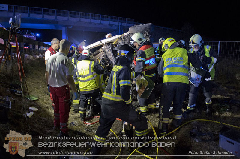 20240908_Kleinbus verunfallt auf der A2 bei Traiskirchen - acht Verletzte und ein Todesopfer Foto: Stefan Schneider BFKDO BADEN