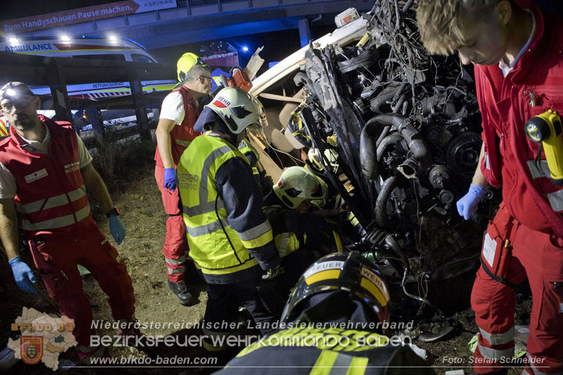 20240908_Kleinbus verunfallt auf der A2 bei Traiskirchen - acht Verletzte und ein Todesopfer Foto: Stefan Schneider BFKDO BADEN