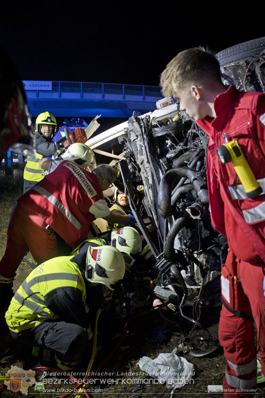 20240908_Kleinbus verunfallt auf der A2 bei Traiskirchen - acht Verletzte und ein Todesopfer Foto: Stefan Schneider BFKDO BADEN