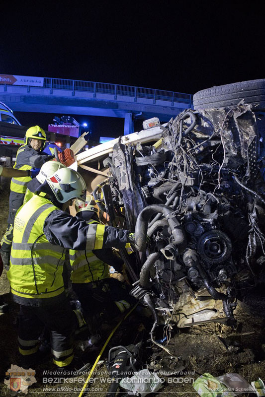 20240908_Kleinbus verunfallt auf der A2 bei Traiskirchen - acht Verletzte und ein Todesopfer Foto: Stefan Schneider BFKDO BADEN