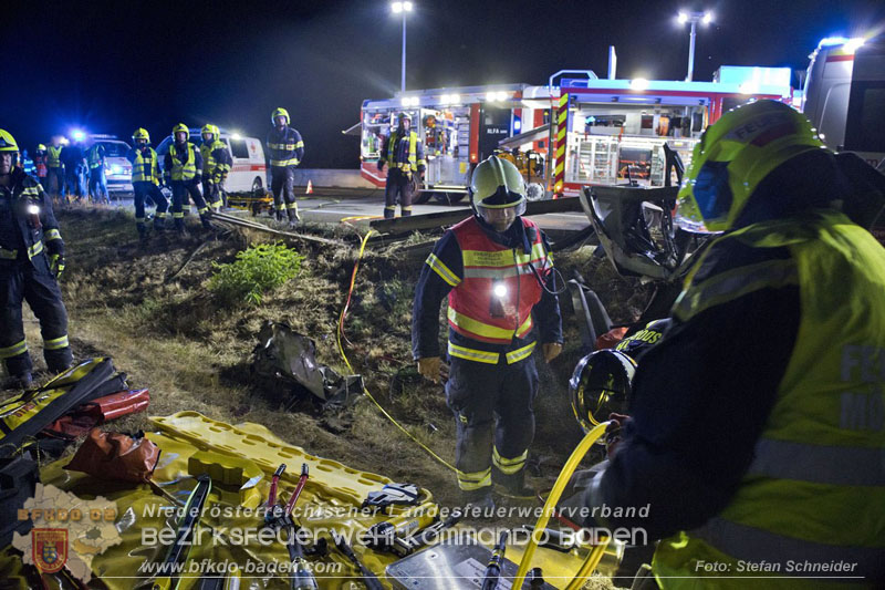 20240908_Kleinbus verunfallt auf der A2 bei Traiskirchen - acht Verletzte und ein Todesopfer Foto: Stefan Schneider BFKDO BADEN