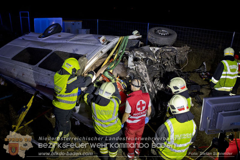 20240908_Kleinbus verunfallt auf der A2 bei Traiskirchen - acht Verletzte und ein Todesopfer Foto: Stefan Schneider BFKDO BADEN