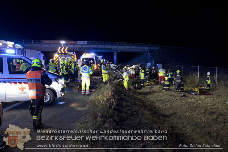 20240908_Kleinbus verunfallt auf der A2 bei Traiskirchen - acht Verletzte und ein Todesopfer Foto: Stefan Schneider BFKDO BADEN