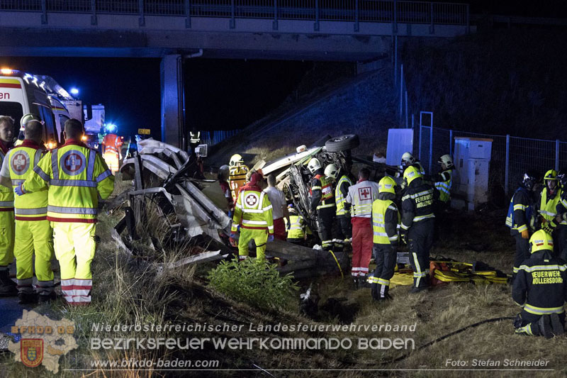 20240908_Kleinbus verunfallt auf der A2 bei Traiskirchen - acht Verletzte und ein Todesopfer Foto: Stefan Schneider BFKDO BADEN