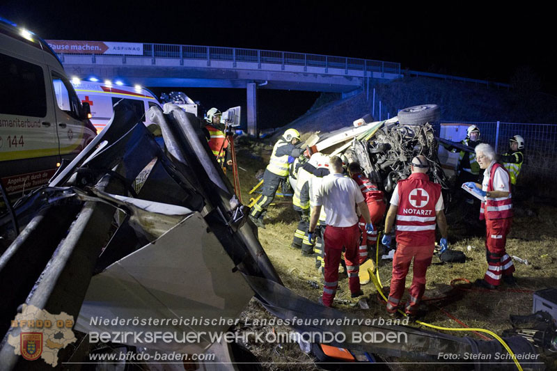 20240908_Kleinbus verunfallt auf der A2 bei Traiskirchen - acht Verletzte und ein Todesopfer Foto: Stefan Schneider BFKDO BADEN