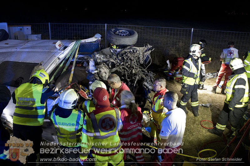 20240908_Kleinbus verunfallt auf der A2 bei Traiskirchen - acht Verletzte und ein Todesopfer Foto: Stefan Schneider BFKDO BADEN