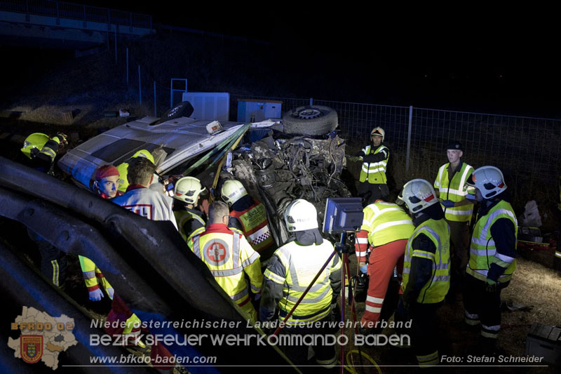 20240908_Kleinbus verunfallt auf der A2 bei Traiskirchen - acht Verletzte und ein Todesopfer Foto: Stefan Schneider BFKDO BADEN