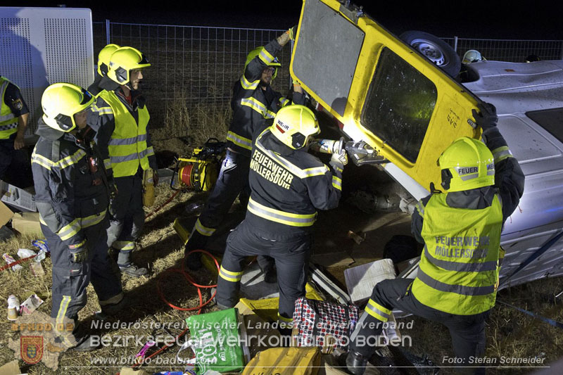 20240908_Kleinbus verunfallt auf der A2 bei Traiskirchen - acht Verletzte und ein Todesopfer Foto: Stefan Schneider BFKDO BADEN